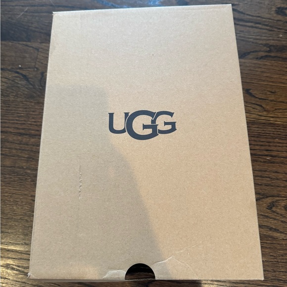 NIB Classic Ugg Slippers! - Picture 5 of 6